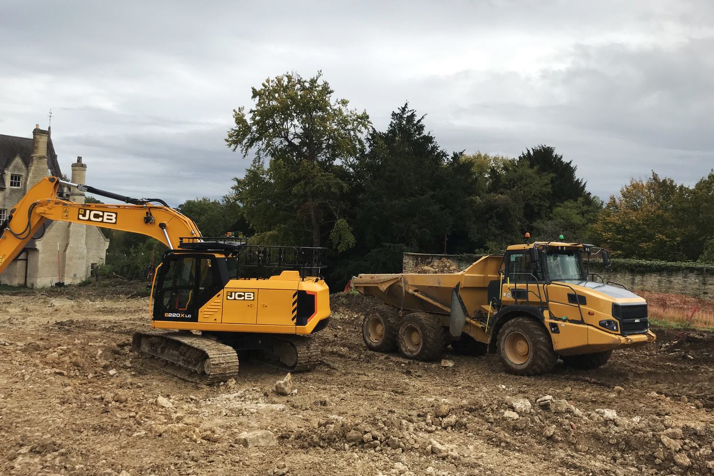 14-tonne excavator loading an articulated dump truck on a Hampshire earthworks job